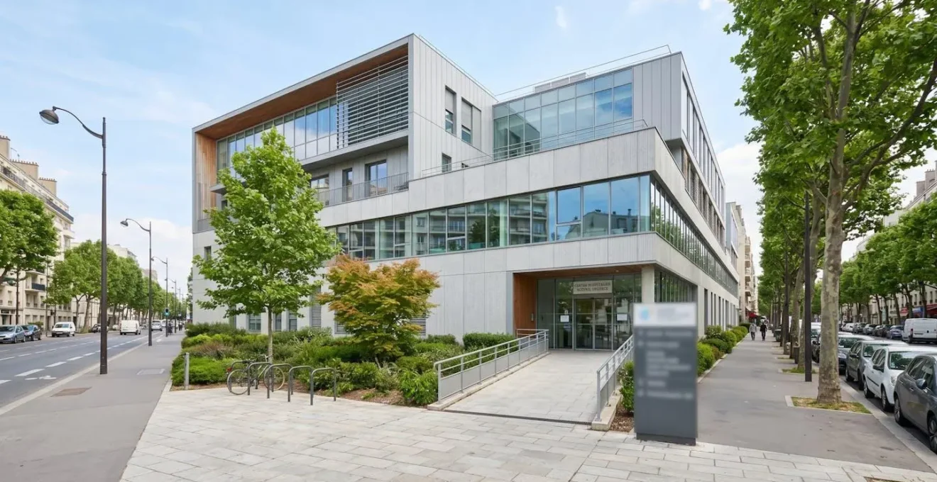 Façade d'un établissement de santé moderne aux lignes architecturales contemporaines avec de larges baies vitrées et une entrée accessible, dans un environnement urbain français sous la lumière naturelle du jour