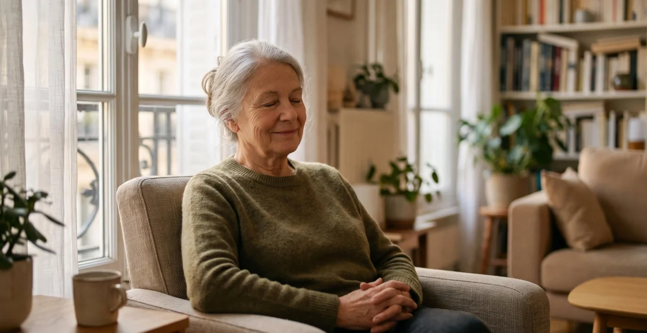 Personne agee de 70 ans savourant le calme et le silence dans son salon lumineux, symbole d'un logement insonorise