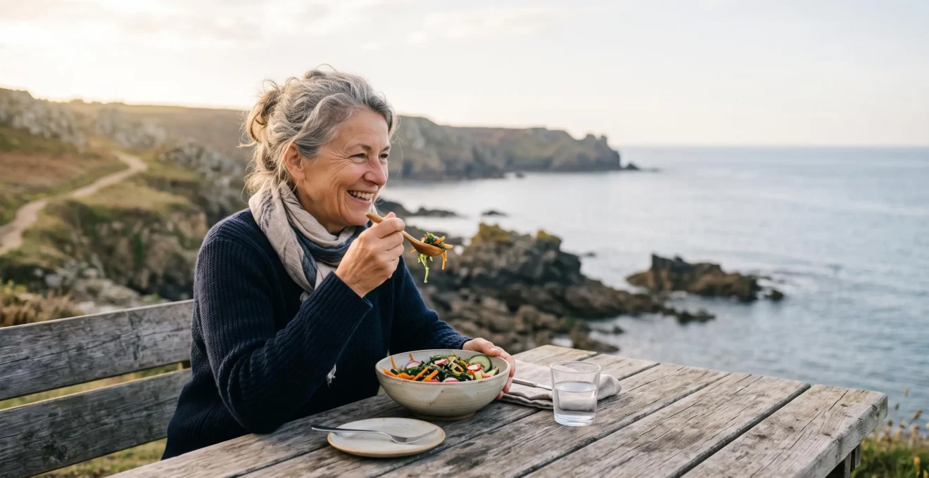 Personne senior savourant un plat à base d'algues marines fraîches face à la mer, symbole d'une alimentation saine après 60 ans