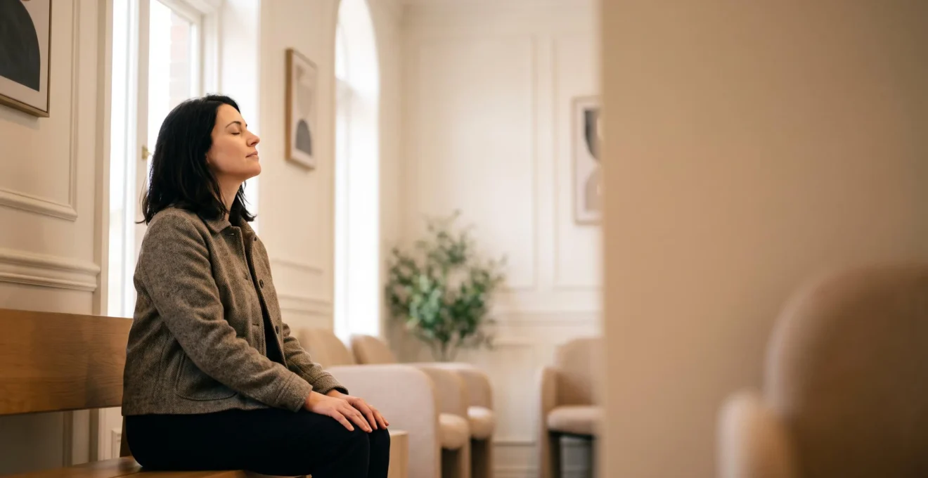 Personne assise dans une salle d'attente de cabinet dentaire lumineuse, respirant calmement avant de vaincre sa peur du dentiste